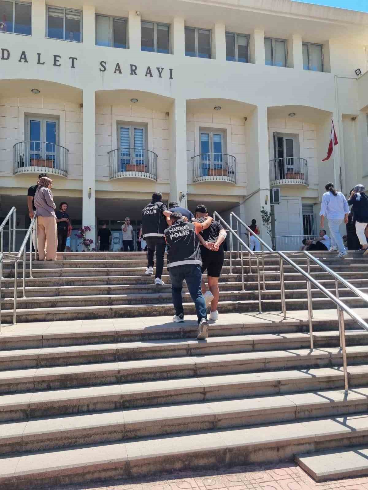 UYUŞTURUCU ŞÜPHELİLERİ DRONLA YAKALANDI