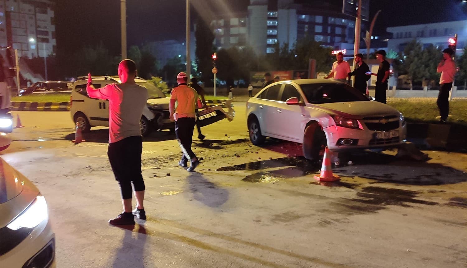 MUŞ’TA TRAFİK KAZASI: 2 YARALI