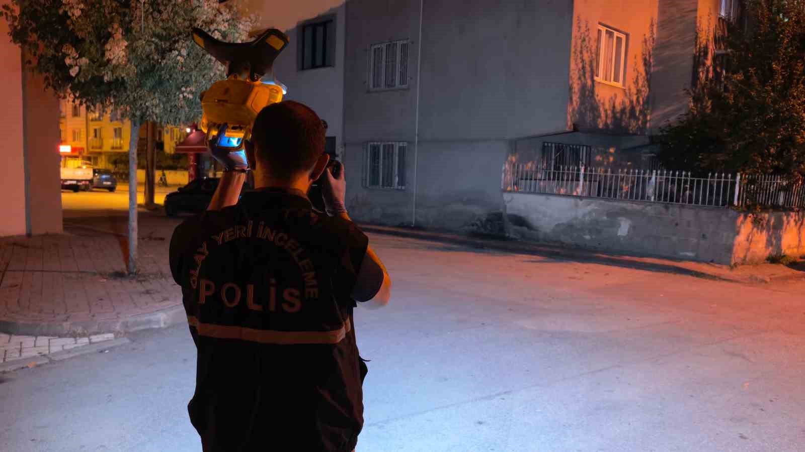 MOTOSİKLETLE GELİP TÜFEKLE ATEŞ AÇTI: 1 YARALI