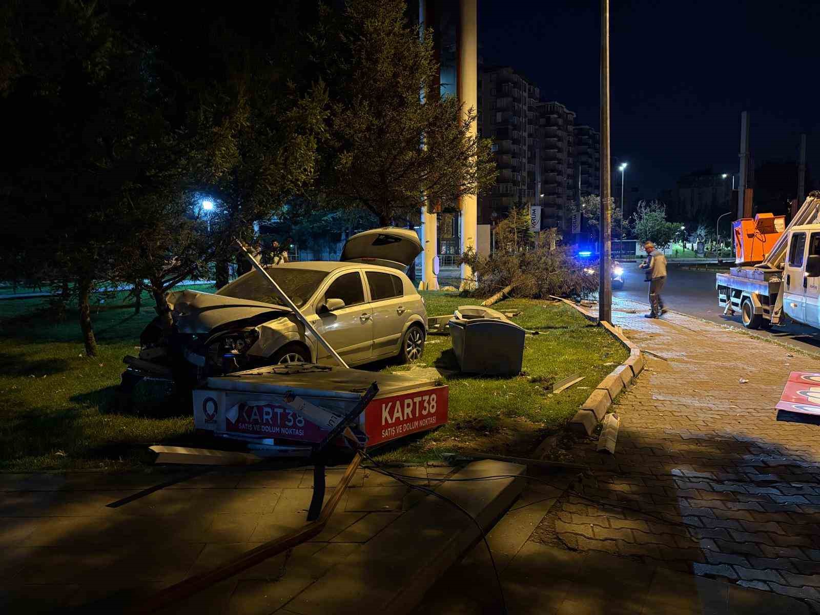 OTOMOBİL PARKA DALDI, ORTALIK SAVAŞ ALANINA DÖNDÜ