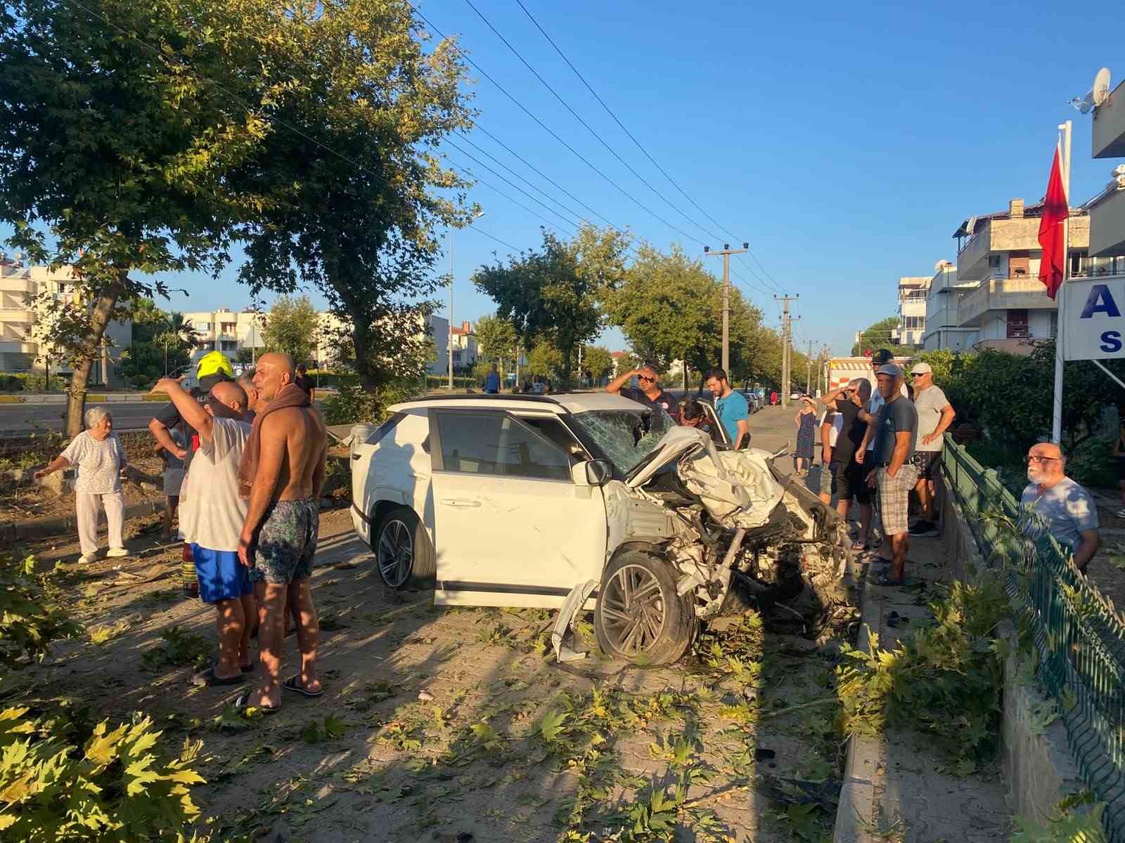 EDREMİT’TE OTOMOBİL AĞACA ÇARPTI