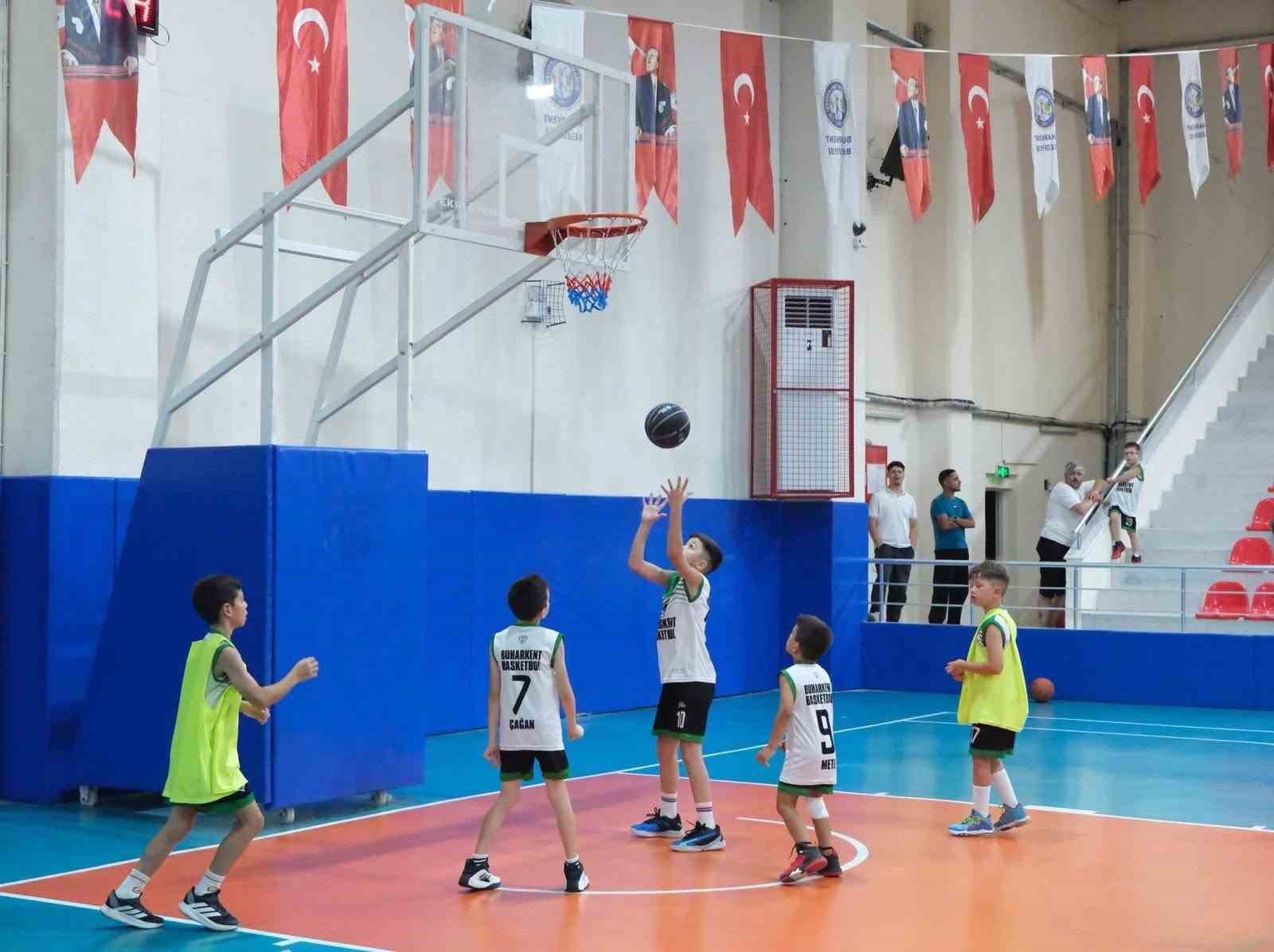 BUHARKENT’TE GENÇ BASKETBOLCULAR KIYASIYA MÜCADELE ETTİ