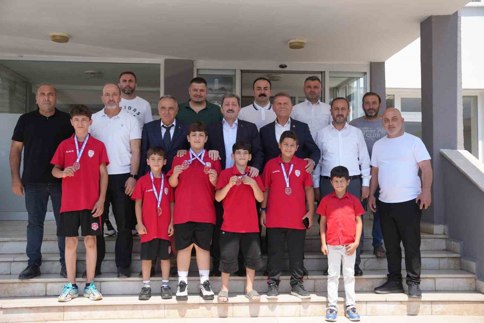 SAMSUNLU MİNİK GÜREŞÇİLERDEN TÜRKİYE DERECELERİ
