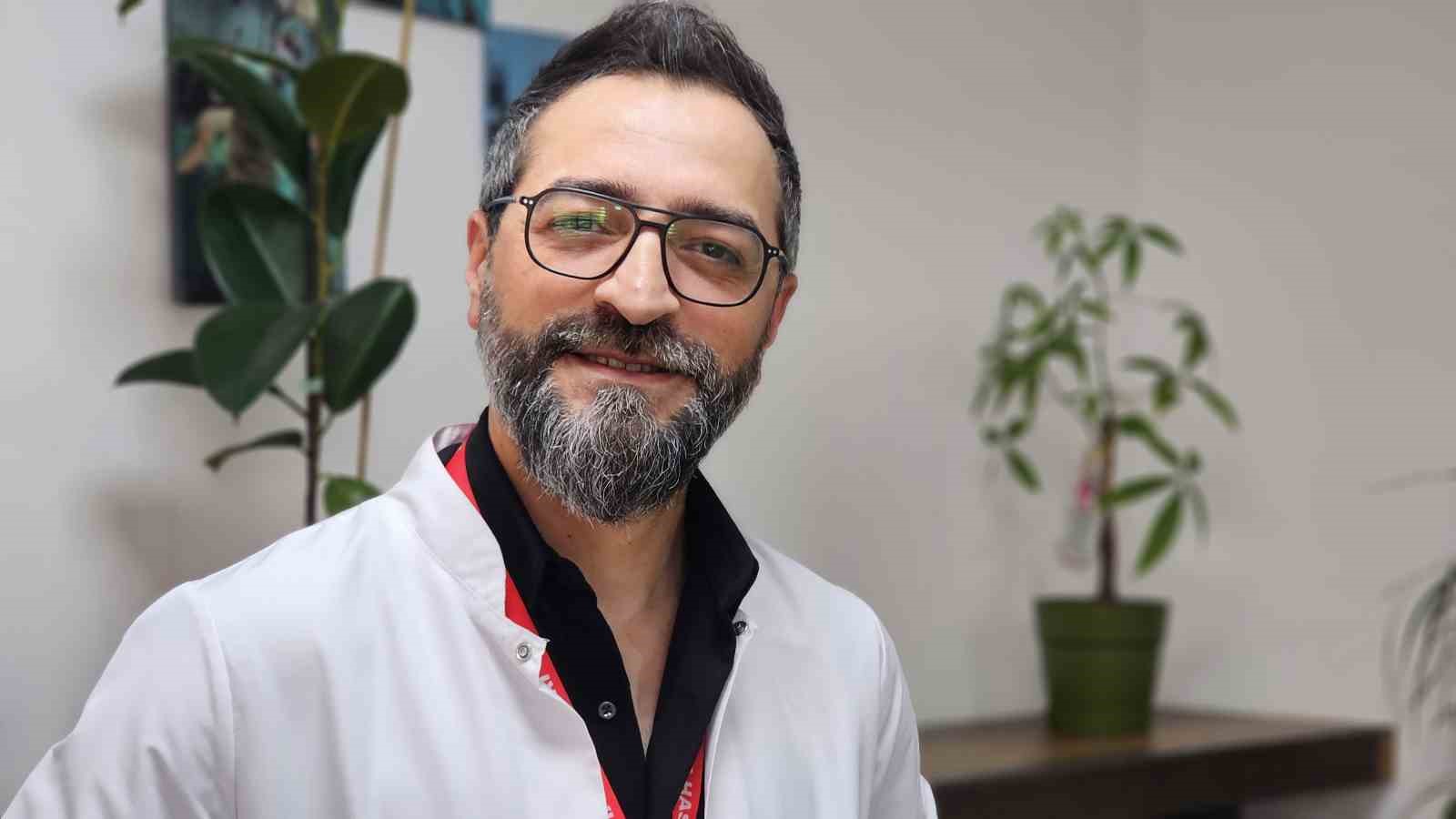 AYAĞI KESİLMEK ÜZERE OLAN EMEKLİ MADENCİ, ÇÖZÜNEBİLİR DERİ İLE SAĞLIĞINA KAVUŞTU