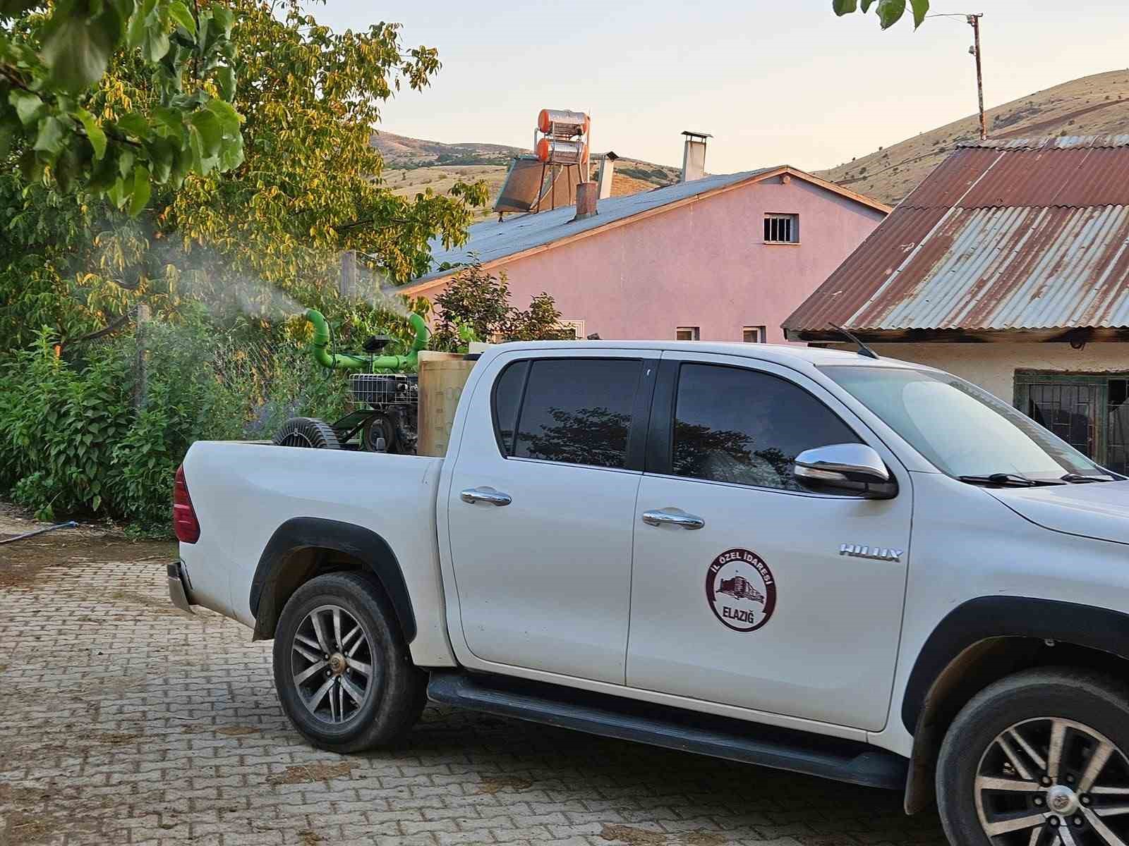 ELAZIĞ’IN KÖYLERİNDE İLAÇLAMA ÇALIŞMALARI SÜRÜYOR