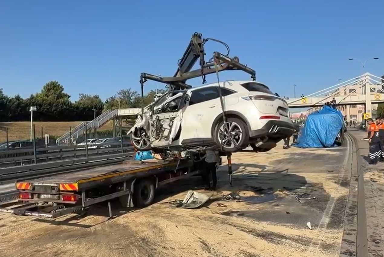 KÜÇÜKÇEKMECE’DE OTOMOBİL, İETT OTOBÜSÜNE ÇARPTI: 1’İ POLİS MEMURU 3 KİŞİ ÖLDÜ