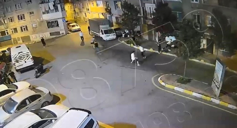 FATİH’TE BARIŞMA BULUŞMASI KANLI BİTTİ: 19 YAŞINDAKİ GENÇ HAYATINI KAYBETTİ