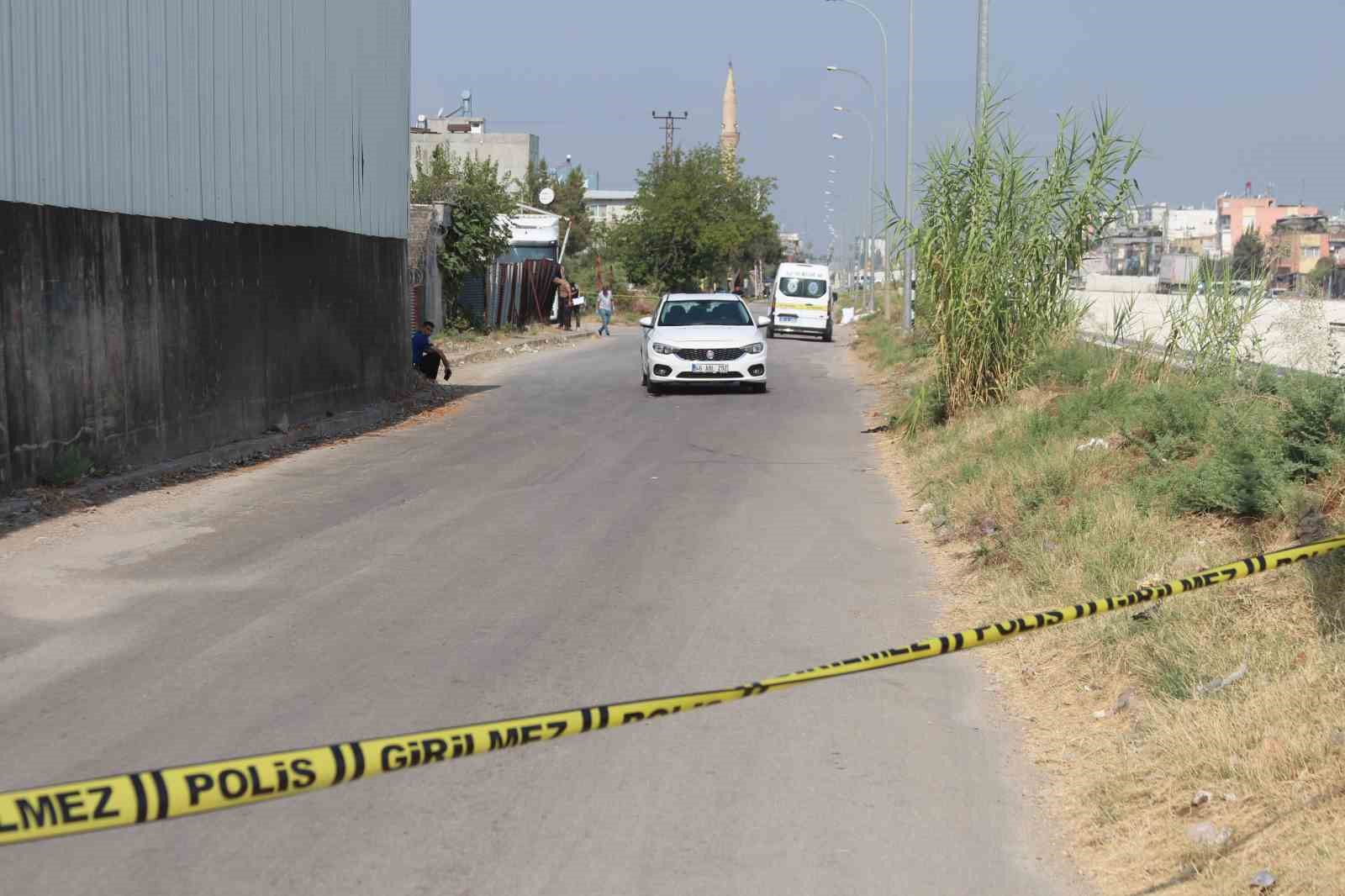 MOTOSİKLETLİ ŞÜPHELİLER, SEYİR HALİNDEKİ OTOMOBİLE KURŞUN YAĞDIRDI: 1 YARALI