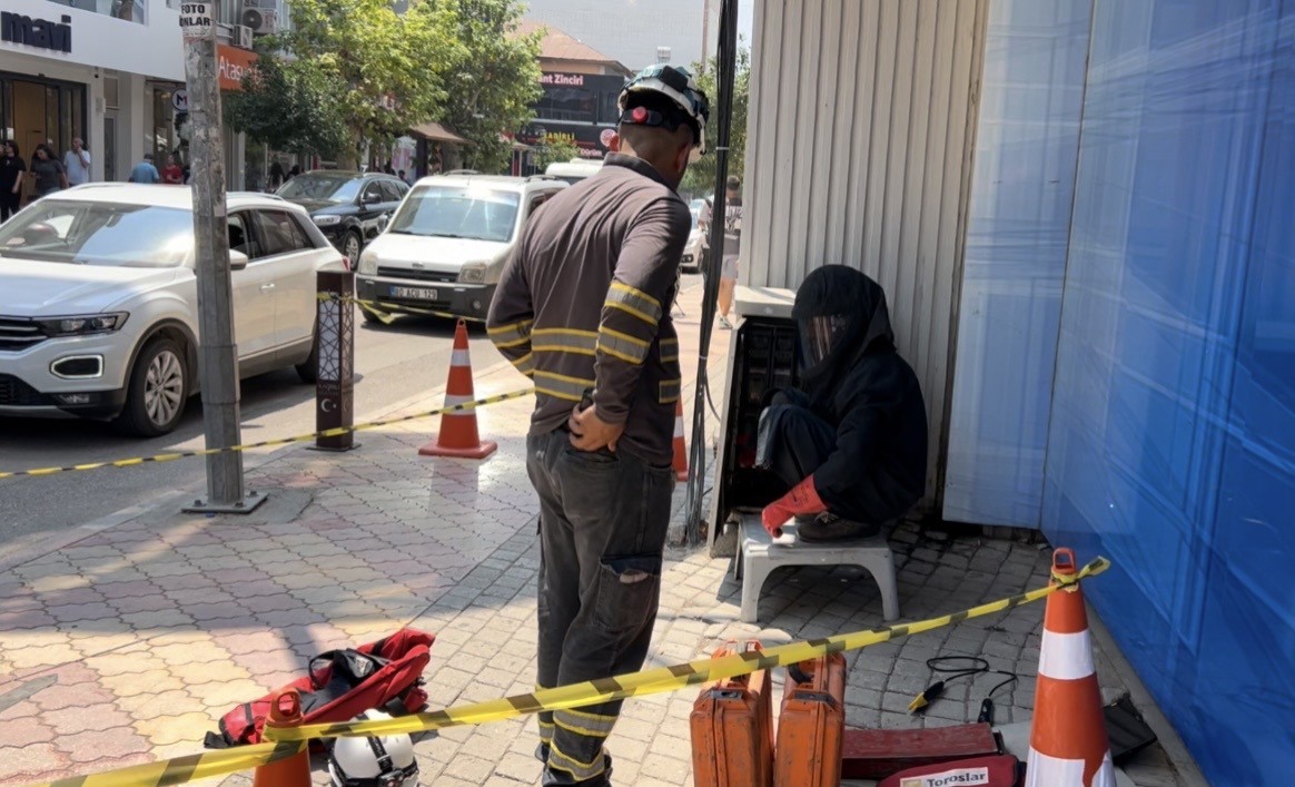 TRAFODA YANGIN ÇIKTI, VATANDAŞLAR ATM’DEN PARA ÇEKMEYE DEVAM ETTİ