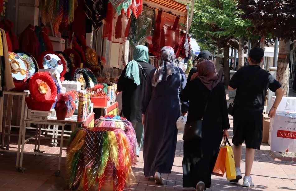 KIRŞEHİR’DE GURBETÇİ HAREKETLİLİĞİ ESNAFA CAN SUYU OLDU