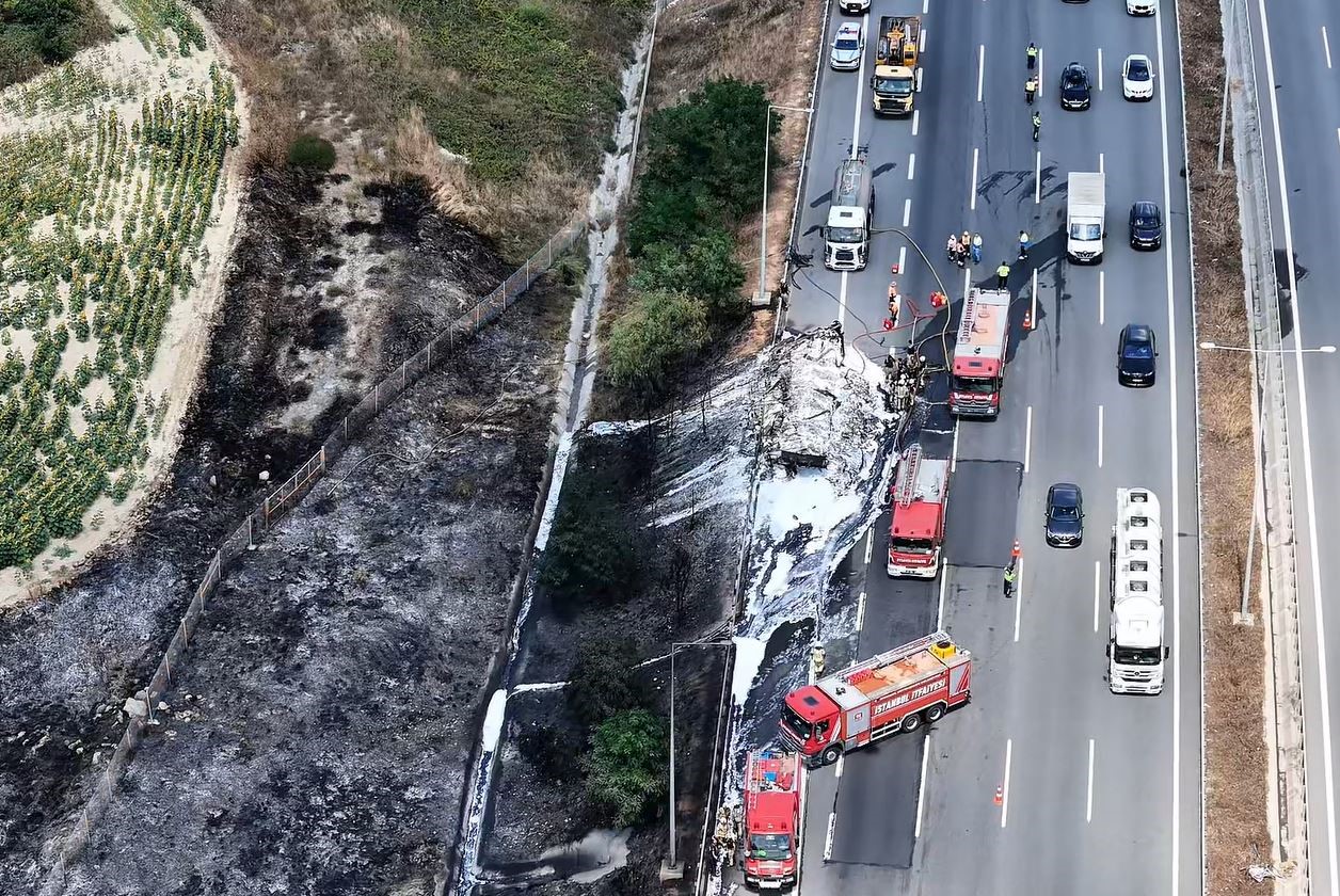 KUZEY MARMARA OTOYOLU’NDA LASTİK YÜKLÜ TIRDA ÇIKAN YANGIN TARIM ARAZİSİNE SIÇRADI