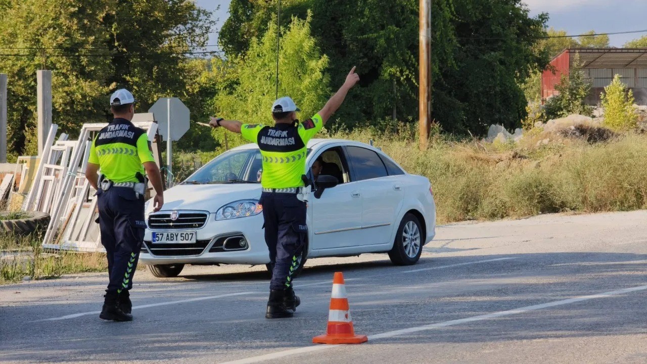 SİNOP’TA JANDARMADAN TRAFİK GÜVENLİĞİ İÇİN 7/24 DENETİM