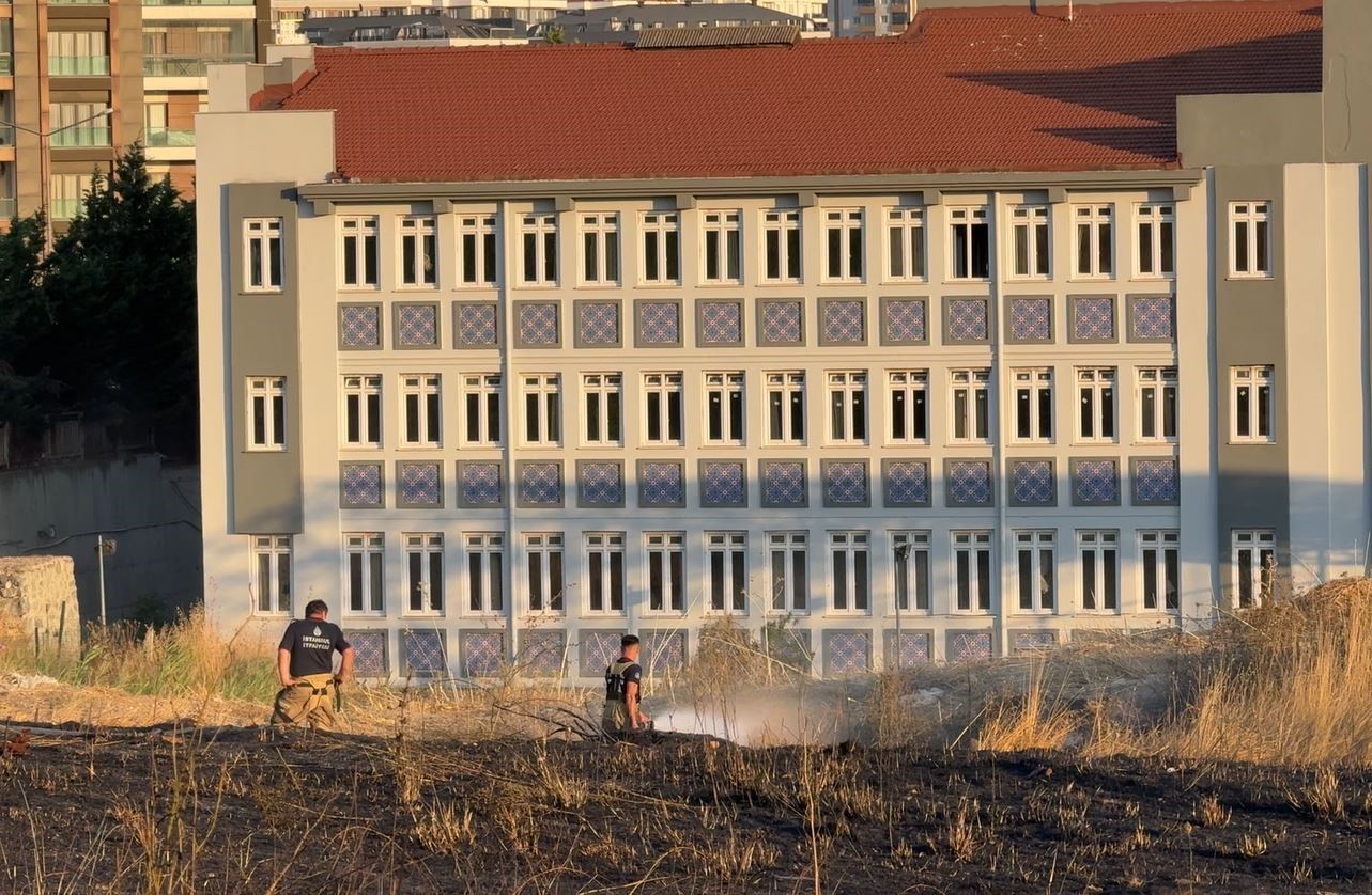 BEYLİKDÜZÜ’NDE OTLUK ALANDA KORKUTAN YANGIN: ALEVLER SİTELERE KADAR YAKLAŞTI