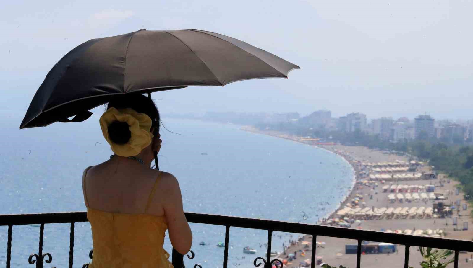HAVA SICAKLIĞININ 34 DERECE ÖLÇÜLDÜĞÜ ANTALYA’DA DENİZ SUYU SICAKLIĞI 30 DERECEYİ GÖRDÜ
