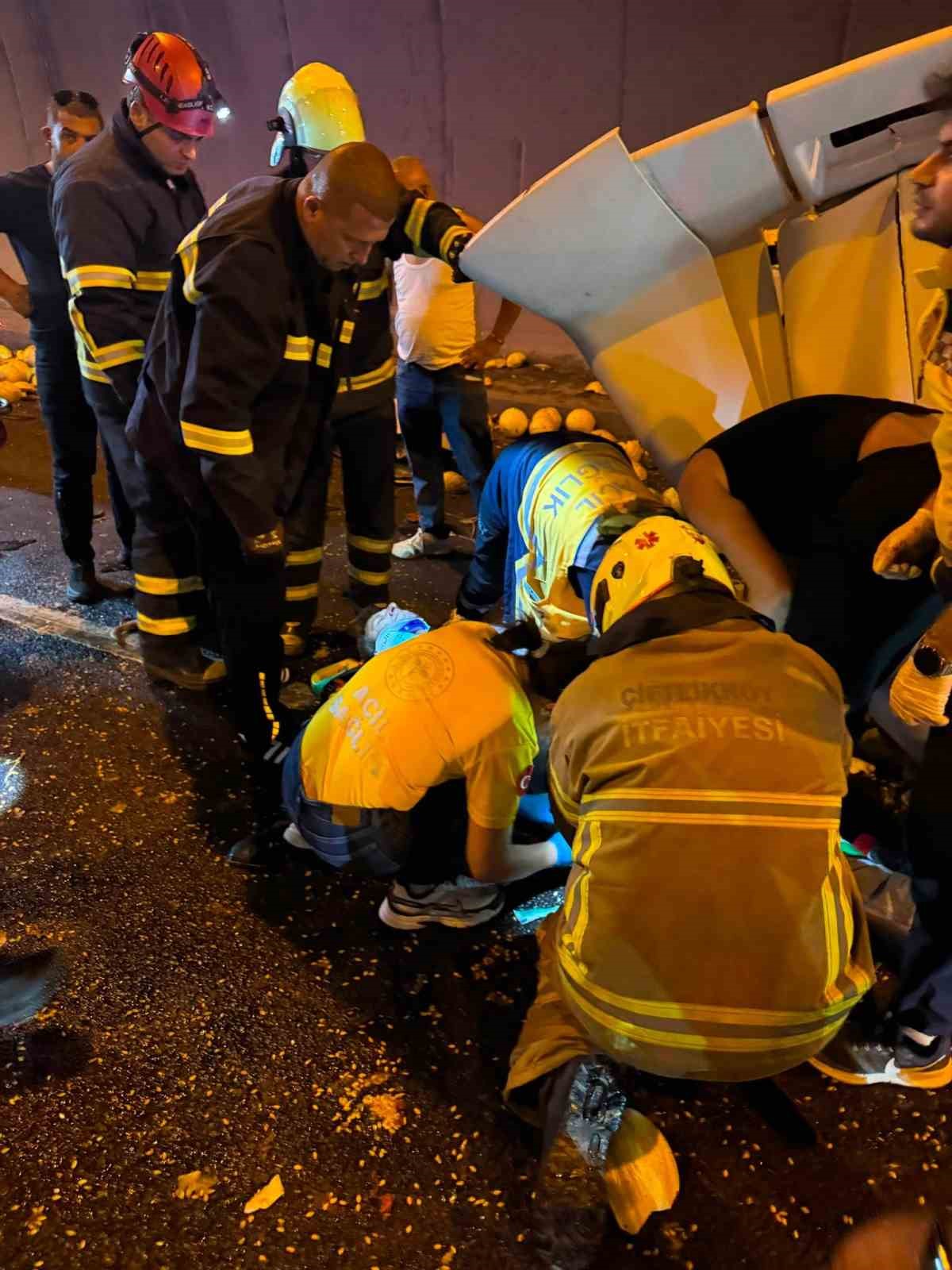 KAMYONA ÇARPAN TIRIN KUPASI DORSEDEN AYRILDI: 1 AĞIR YARALI