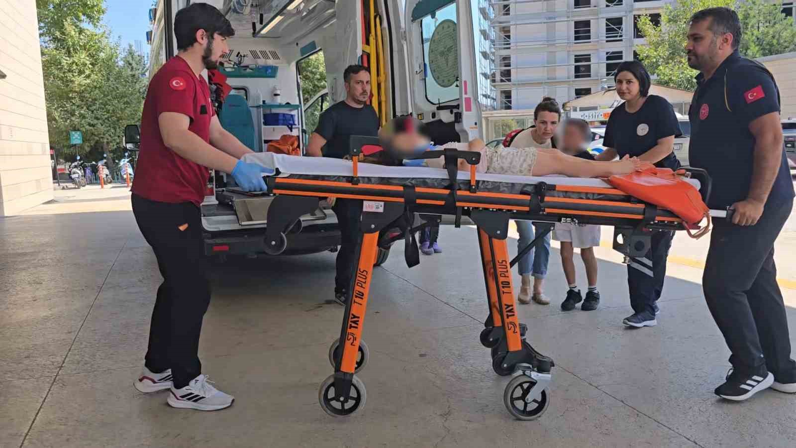 OTOMOBİL MOTOSİKLETLE ÇARPIŞTI: 2’Sİ ÇOCUK 3 YARALI