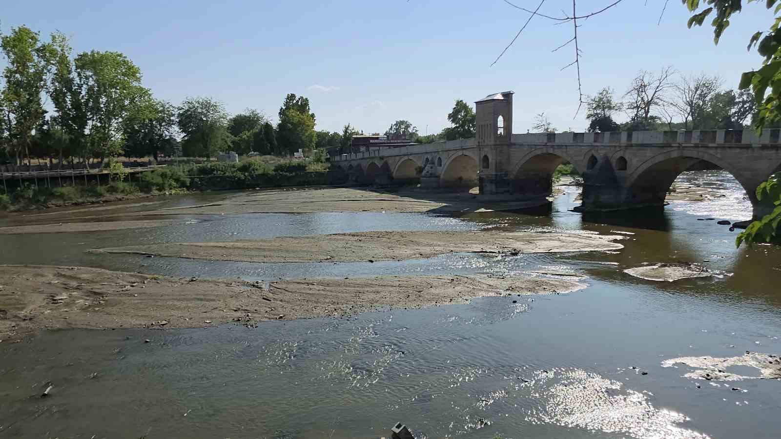 TUNCA NEHRİ’NDE SU ÇEKİLDİ, KUM ADACIKLARI OLUŞTU