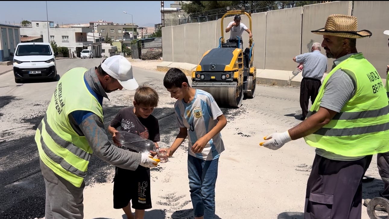 KURTALAN’DA KAVURUCU SICAKTA ÇALIŞAN BELEDİYE EKİPLERİNE ÇOCUKLARDAN SOĞUK SU İKRAMI