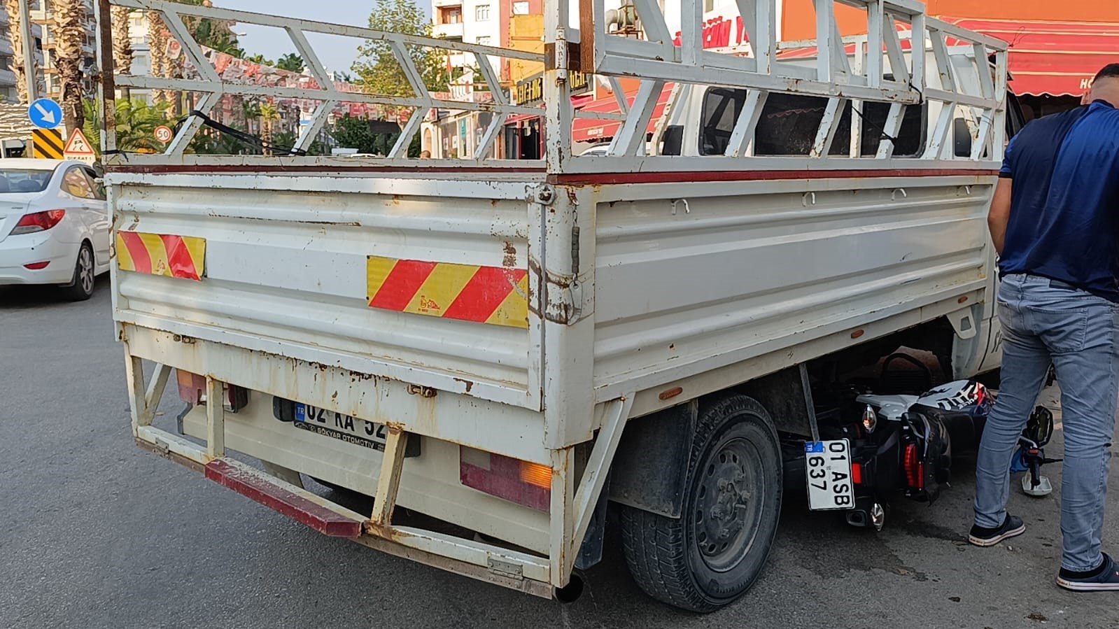 PİKAP İLE MOTOSİKLET ÇARPIŞTI, MOTOSİKLET SÜRÜCÜSÜ YARALANDI