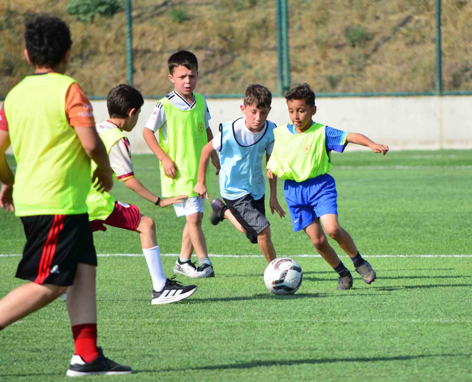KUR’AN KURSLARINDA EĞİTİM GÖREN ÇOCUKLAR FUTBOL TURNUVASINDA TER DÖKTÜ