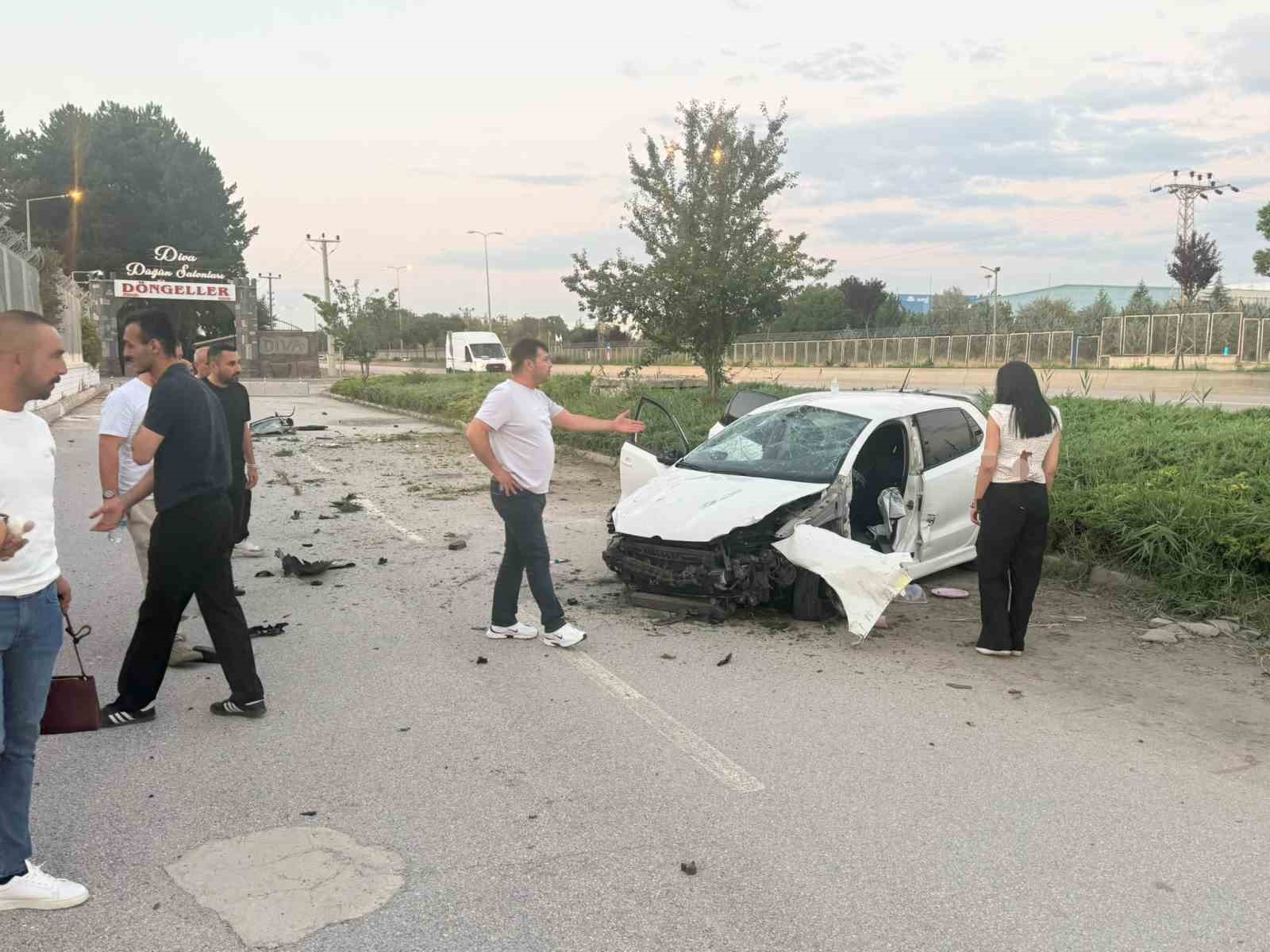 ANKARA’DA KONTROLDEN ÇIKAN OTOMOBİL TAKLA ATTI: 2 YARALI