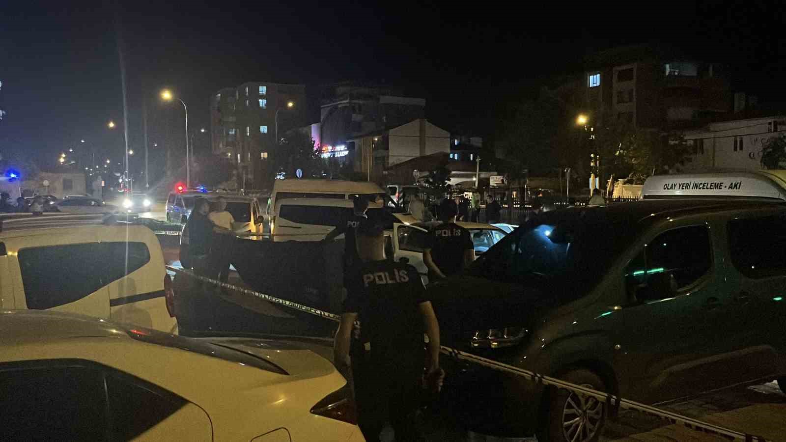 YOL KENARINDAKİ OTOMOBİLDE BİR KADIN ÖLÜ, BİR KİŞİ AĞIR YARALI HALDE BULUNDU