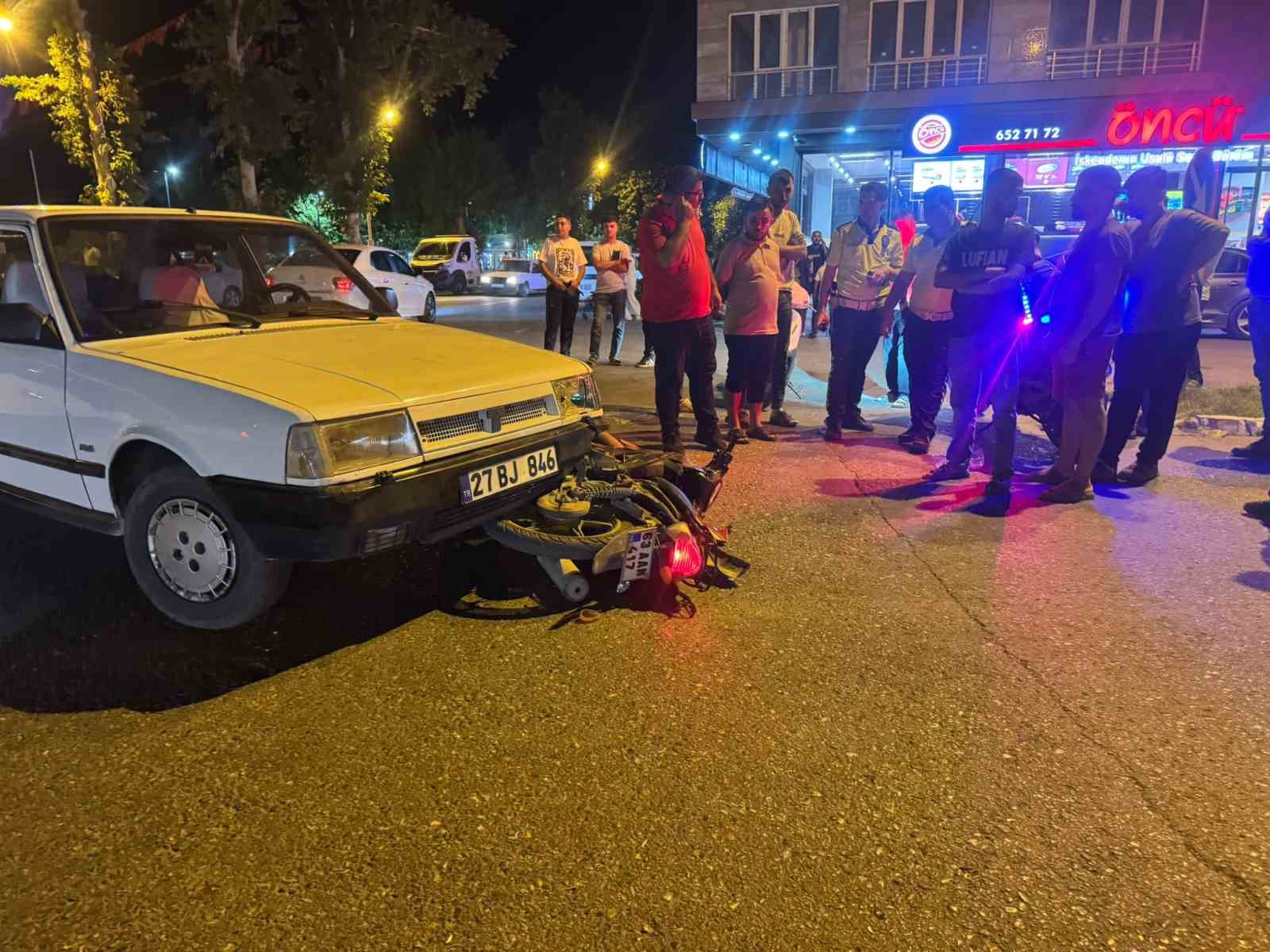 ŞANLIURFA’DA OTOMOBİL İLE ÇARPIŞAN MOTOSİKLETİN SÜRÜCÜSÜ YARALANDI