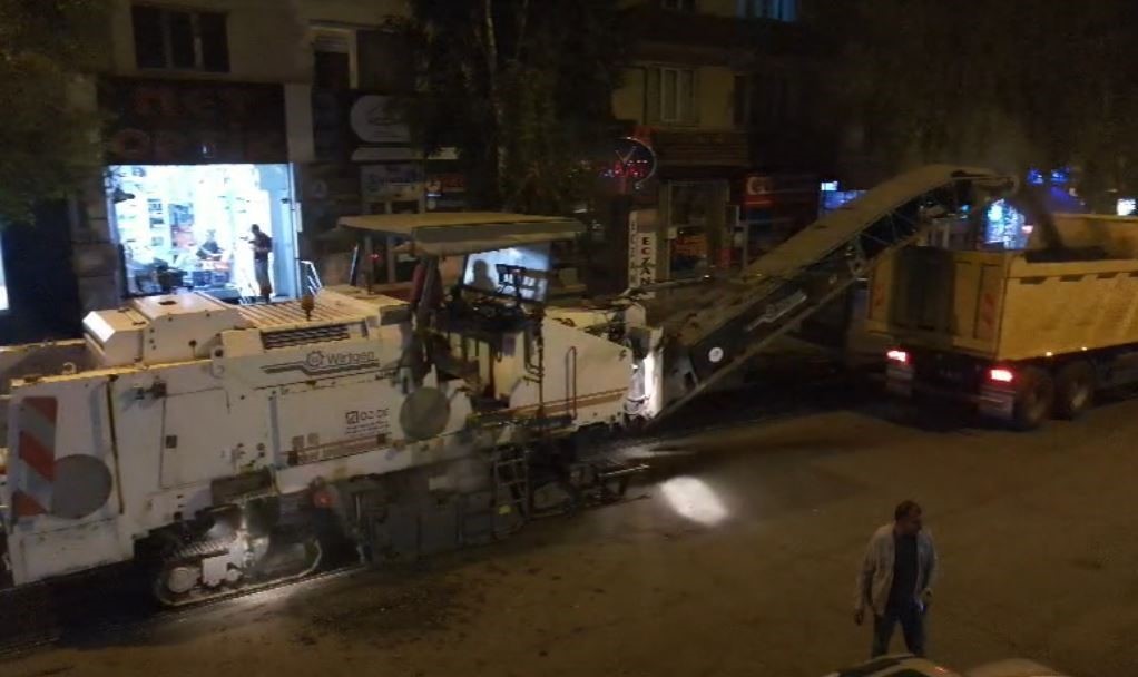 BELEDİYE EKİPLERİ YENİ ASFALT İÇİN ESKİ ASFALTI SÖKÜYOR