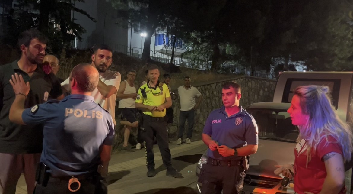 MAHALLEYİ SAVAŞ ALANINA ÇEVİRDİ, ALKOLLÜ KADIN SÜRÜCÜ KARIŞTIĞI KAZAYI UNUTTU