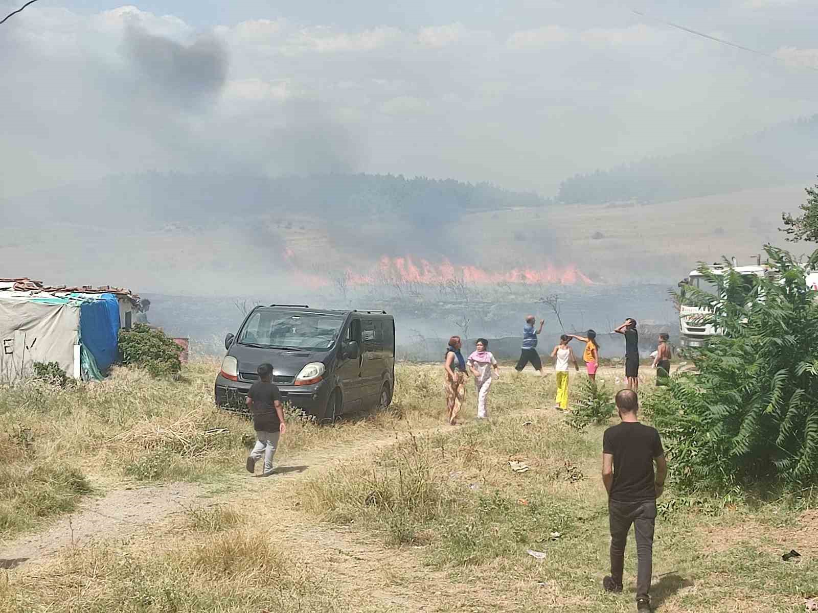 KEŞAN’DA OTLUK ALANDAKİ YANGINDA EV KÜL OLDU