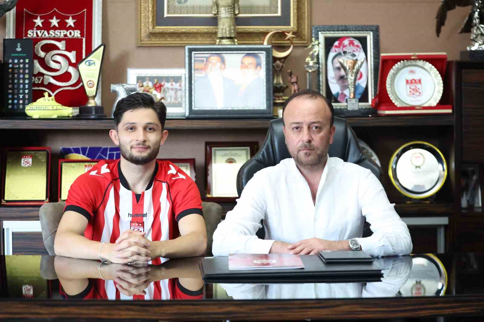 SİVASSPOR’DA 4 İMZA BİRDEN
