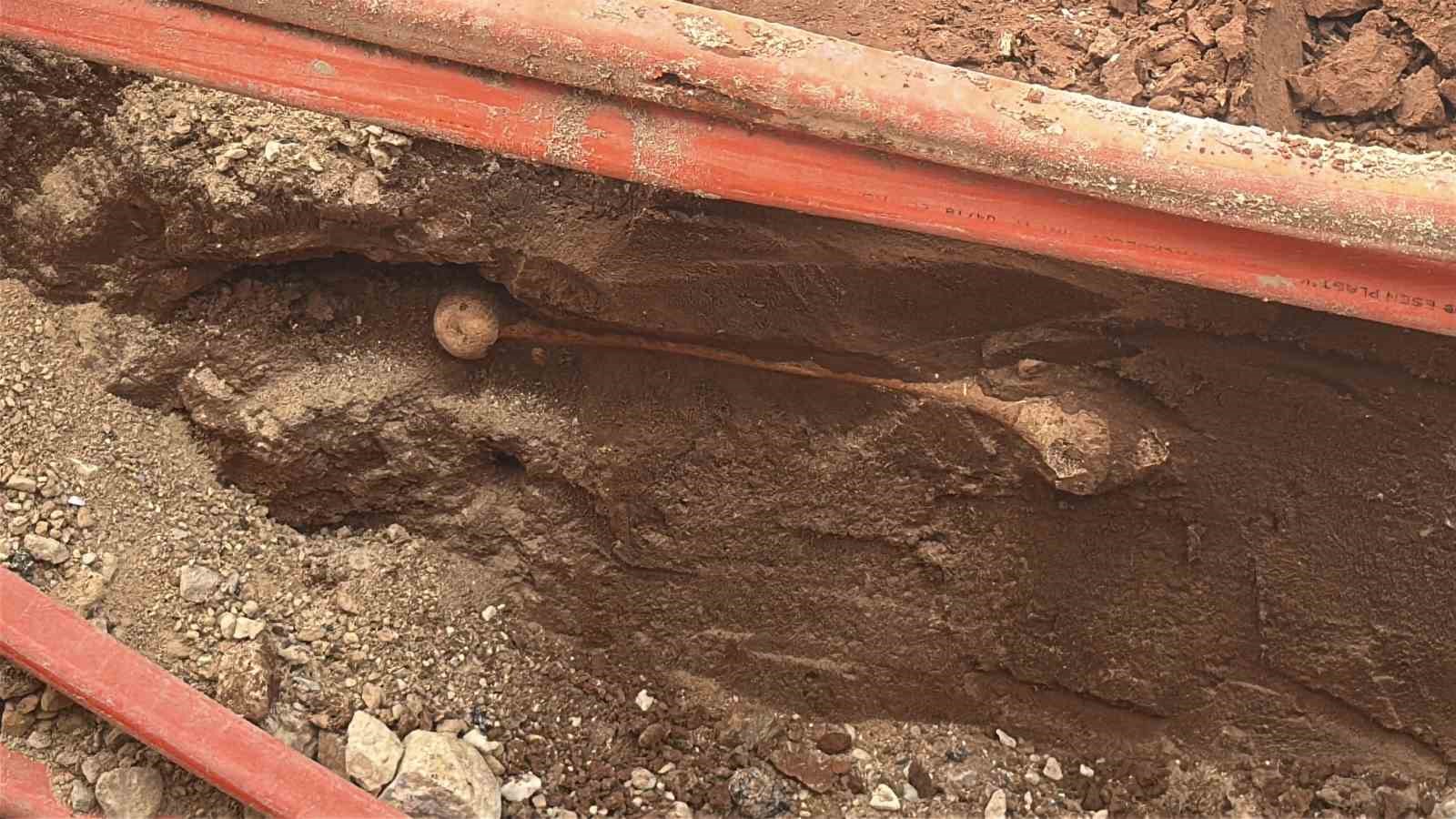 MENTEŞE’DE ALTYAPI ÇALIŞMALARI SIRASINDA MEZAR KALINTILARINA RASTLANDI