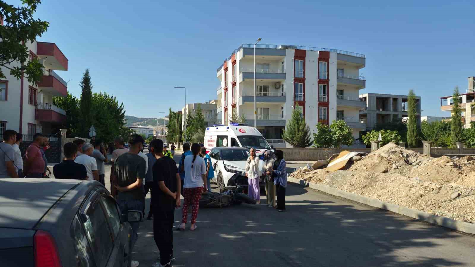 OTOMOBİL İLE MOTOSİKLET ÇARPIŞTI: 2 YARALI