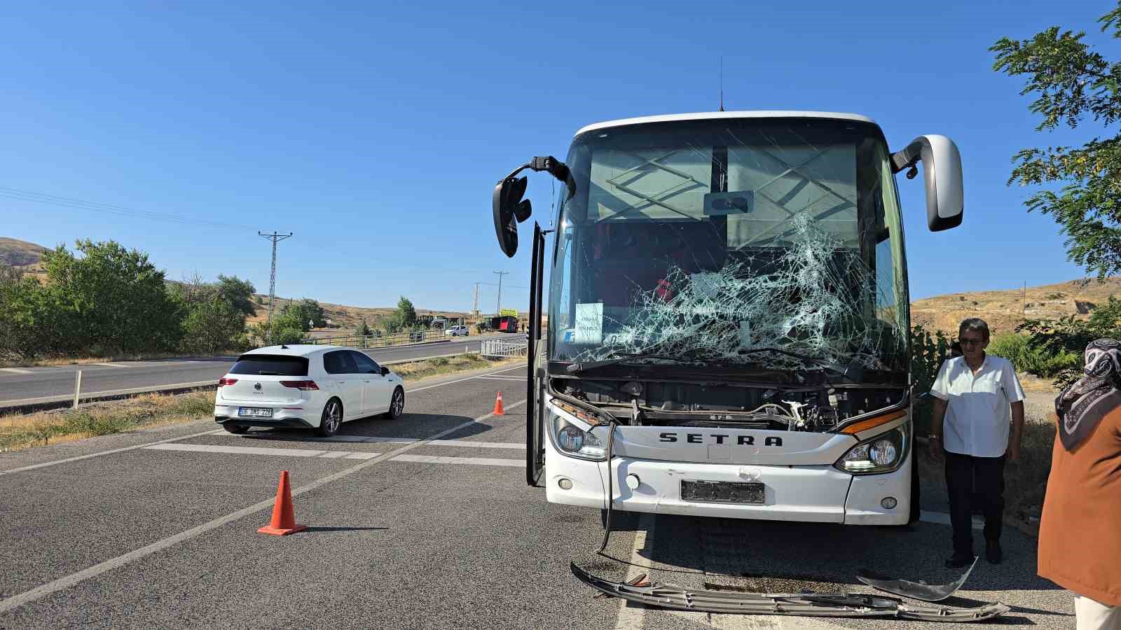 TRAKTÖR VE OTOBÜS ÇARPIŞTI, KAZA UCUZ ATLATILDI