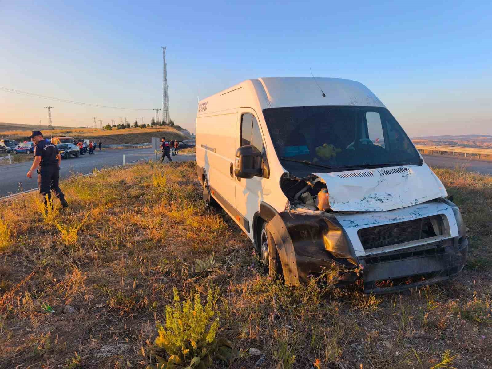 YOZGAT’TA OTOMOBİL İLE MİNİBÜS ÇARPIŞTI: 2 KİŞİ HAYATINI KAYBETTİ