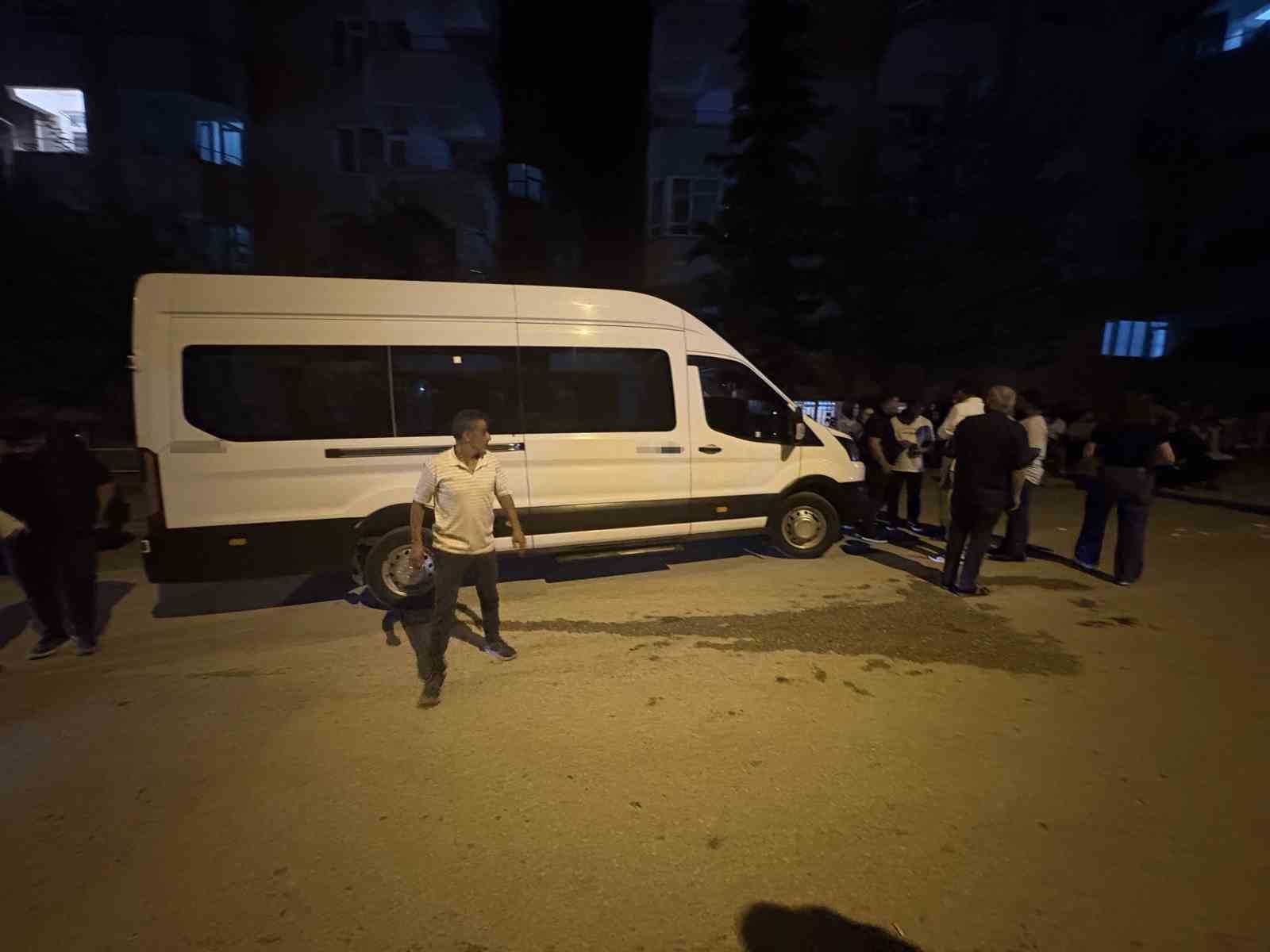 DÜŞEN SİS MEŞALESİNİ ALMAK İSTEYEN ÇOCUK MİNİBÜSÜN ALTINDA KALDI