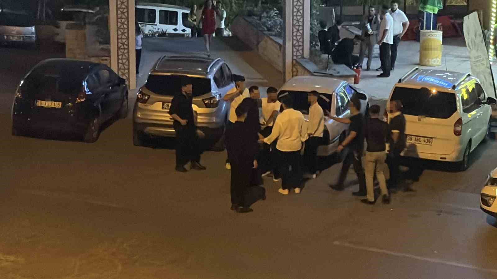 DÜĞÜN SALONUNDAKİ TARTIŞMA TEKMELİ YUMRUKLU KAVGAYA DÖNÜŞTÜ