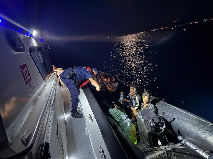 EZİNE AÇIKLARINDA 14 KAÇAK GÖÇMEN YAKALANDI