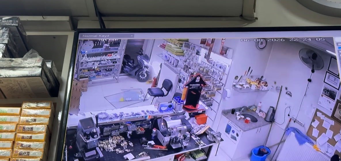 ESKİŞEHİR’DE KAZA SONRASI GÜVENLİK KAMERASI İZLENİRKEN BIÇAKLI KAVGA: 2 YARALI