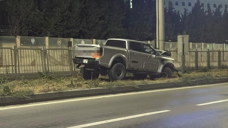 ÖN TEKERLEĞİ ARIZALANDIĞI İDDİA EDİLEN ARAZİ ARACI PTS DİREĞİNE ÇARPTI: 1 YARALI