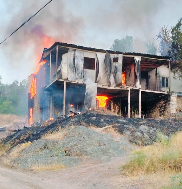 KEMAH’TA 2 KATLI EV YANGINDA KULLANILAMAZ HALE GELDİ