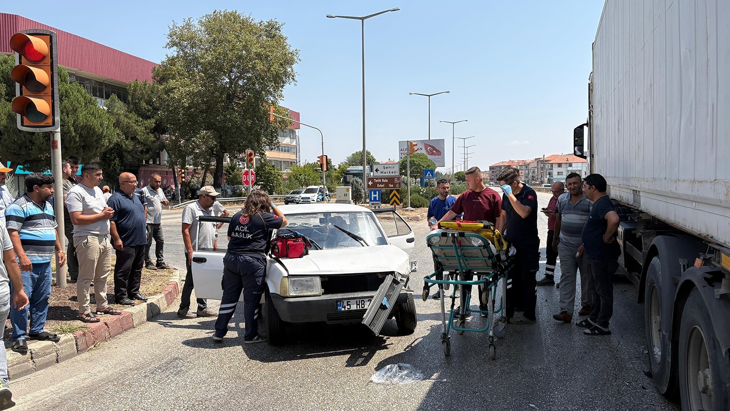 OTOMOBİL İLE TIR KAVŞAKTA ÇARPIŞTI: 1 YARALI
