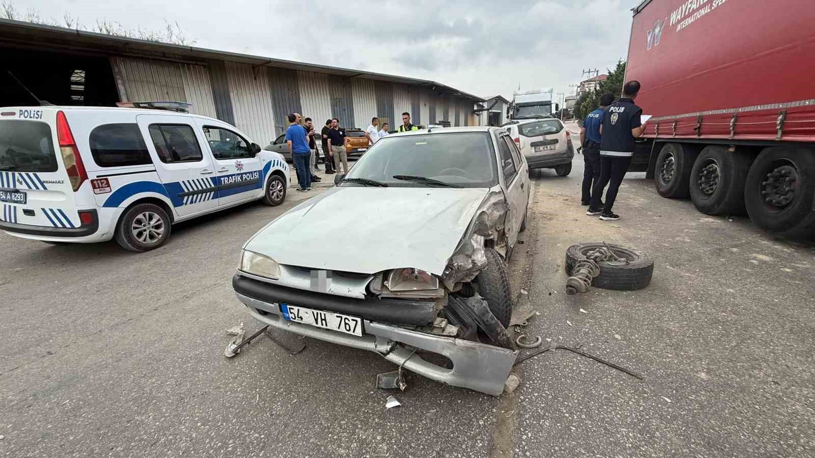 SUV İLE OTOMOBİL ÇARPIŞTI: KAZA ANI GÜVENLİK KAMERASINA YANSIDI