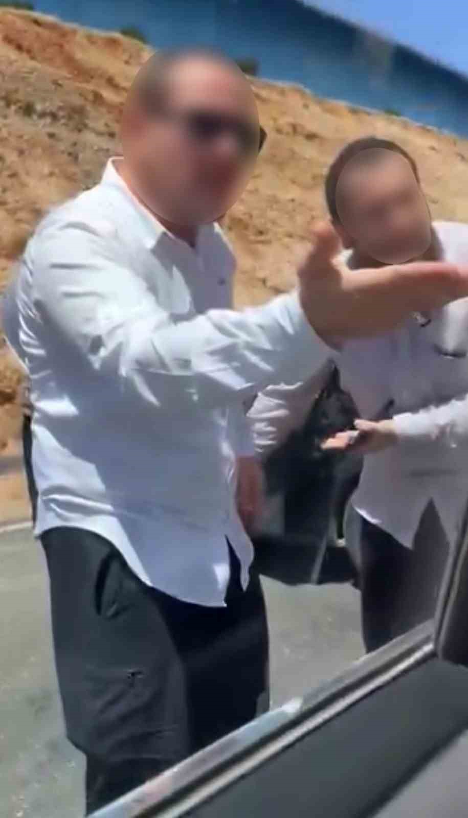 ADIYAMAN’DA TRAFİKTE KAVGA: YOLU TRAFİĞE KAPATIP SALDIRMAYA ÇALIŞTILAR