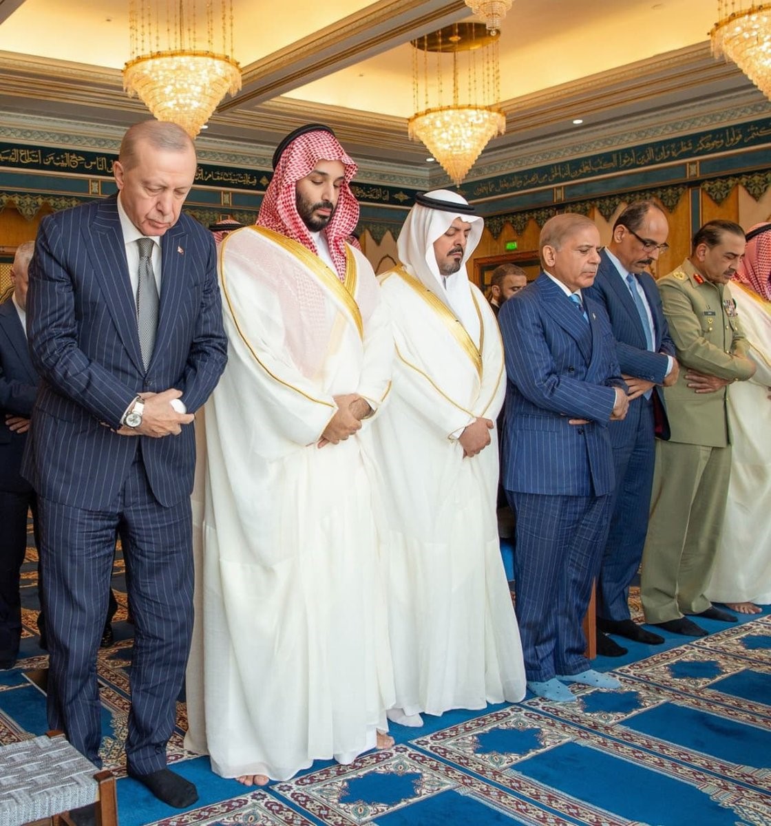 CUMHURBAŞKANI ERDOĞAN, MEKKE’DE SELMAN VE ŞERİF İLE CUMA NAMAZINI KILDI