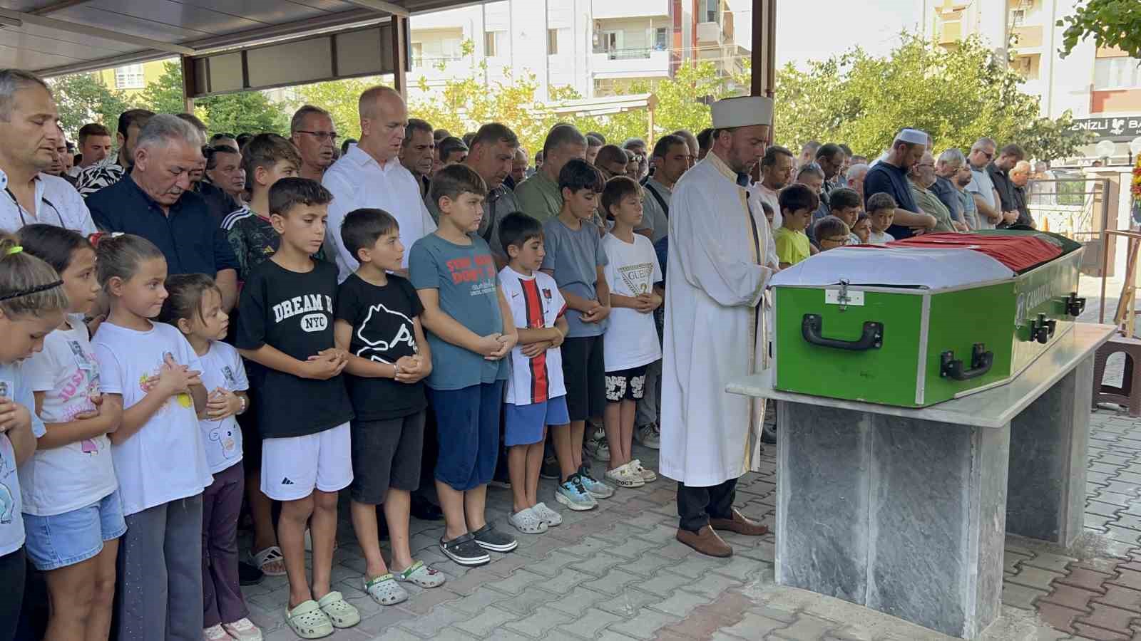 BÖCEK İLACINDAN ZEHİRLENEREK ÖLDÜĞÜ İDDİA EDİLEN YUSUF TALHA SON YOLCULUĞUNA UĞURLANDI