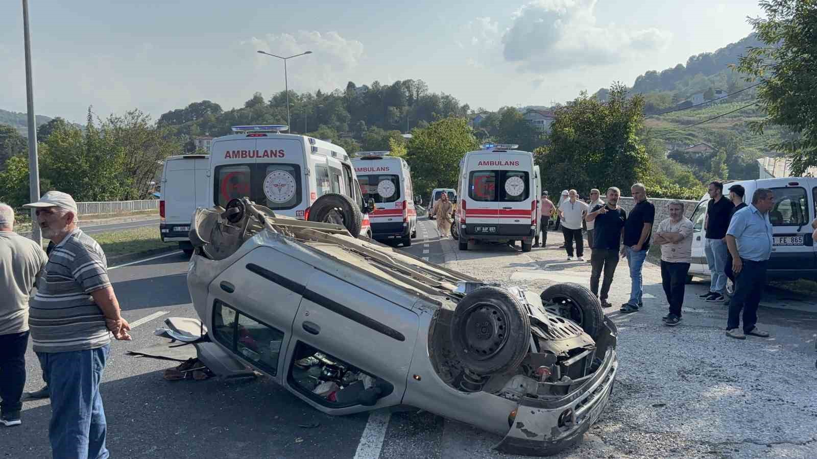 TIRLA ÇARPIŞAN OTOMOBİL TAKLA ATTI: 4 YARALI