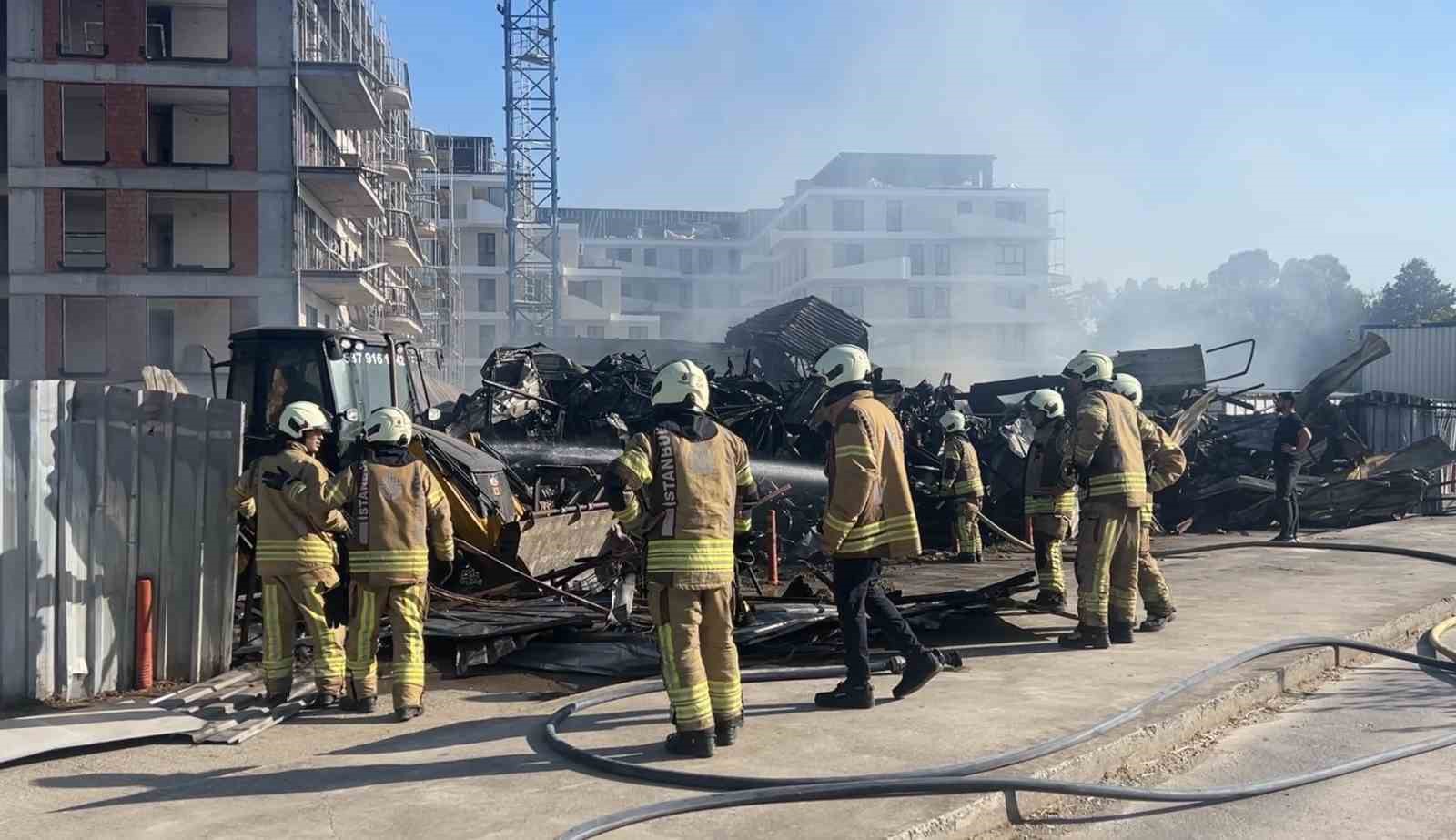 TUZLA’DA 2 KATLI İŞÇİ KONTEYNERLERİ ALEVLERE TESLİM OLDU