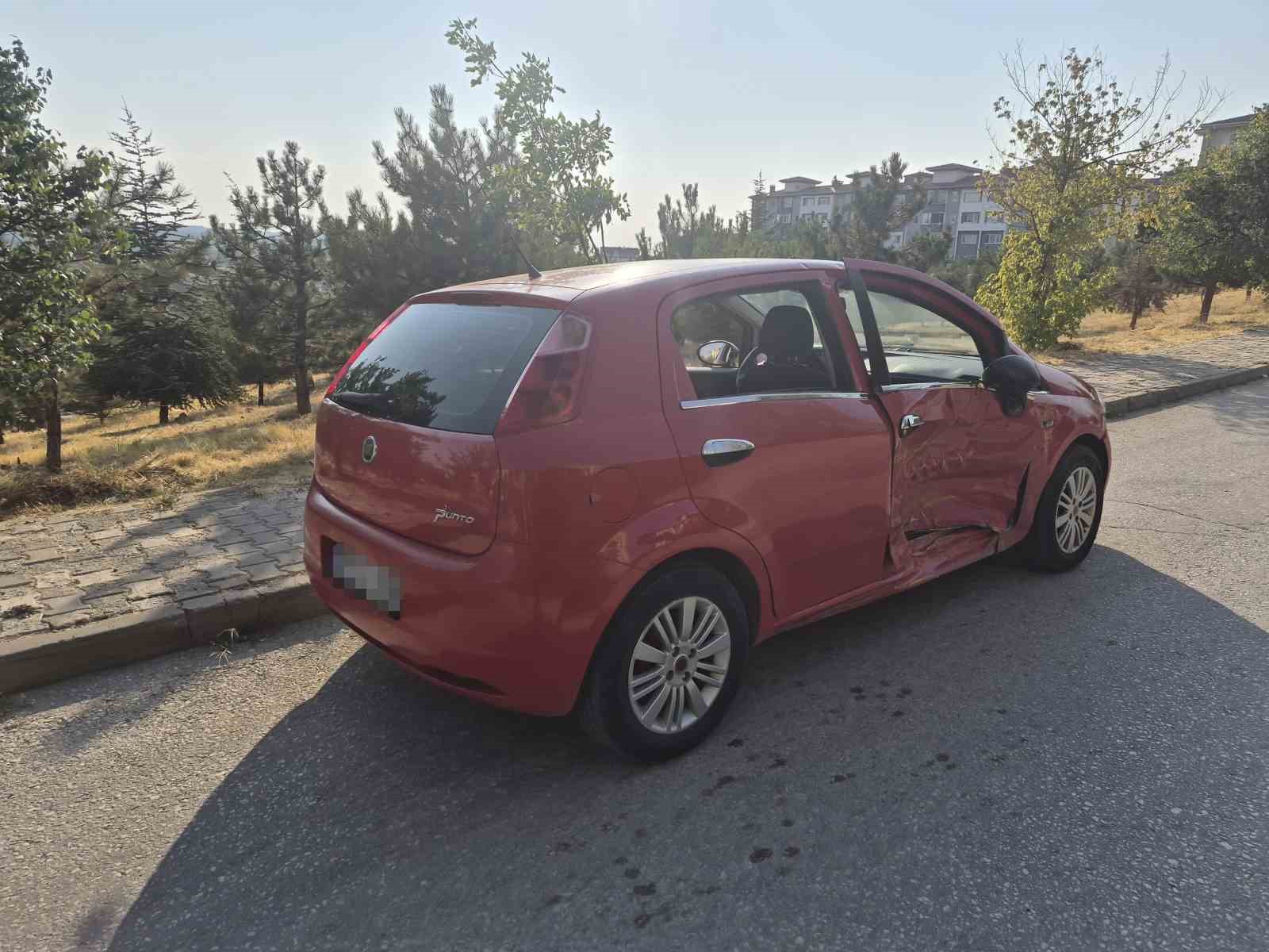 ESKİŞEHİR’DE OTOMOBİLLE TİCARİ TAKSİ ÇARPIŞTI: 6 YARALI