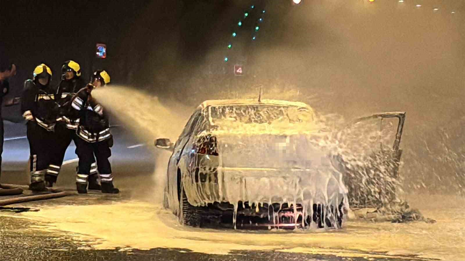 BOLU DAĞI TÜNELİ’NDE OTOMOBİL ALEV TOPUNA DÖNDÜ: TRAFİK KİLİTLENDİ